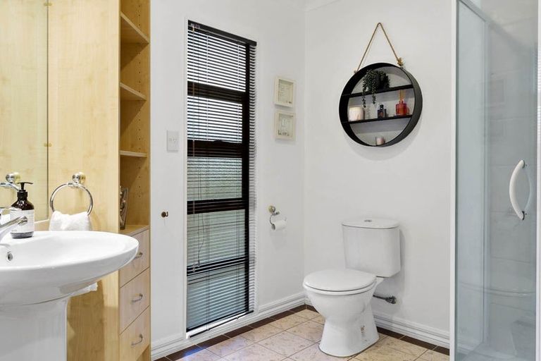 Photo of property in 18 Maidstone Place, Oteha, Auckland, 0632