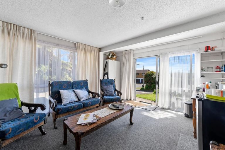 Photo of property in 3a Leo Place, Kawaha Point, Rotorua, 3010