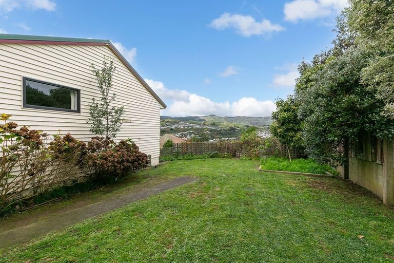 Photo of property in 33 Hampton Hill Road, Tawa, Wellington, 5028