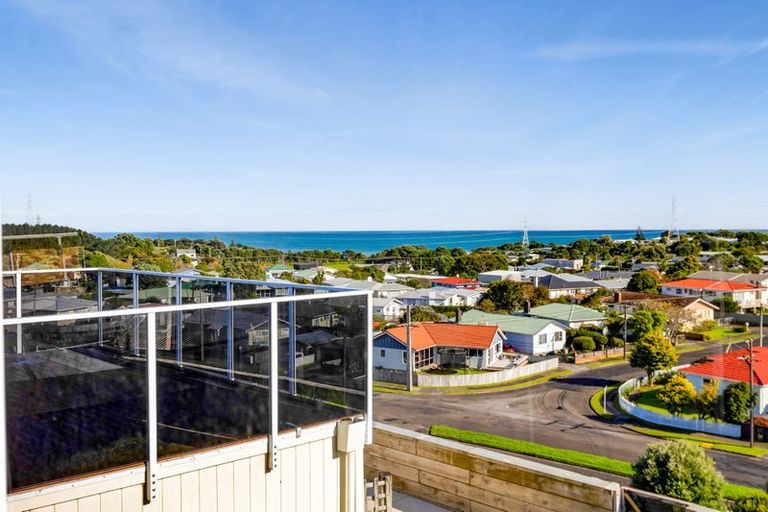 Photo of property in 17 Mount View Place, Spotswood, New Plymouth, 4310