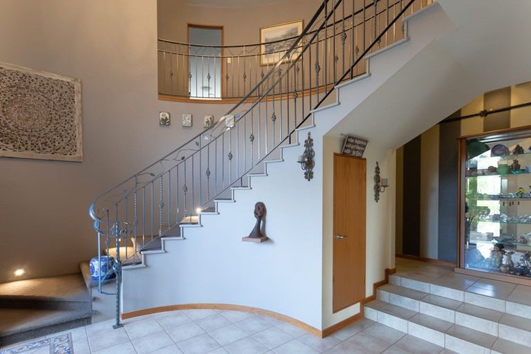 Photo of property in 33 Ruapehu Drive, Fitzherbert, Palmerston North, 4410