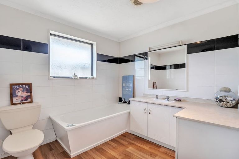 Photo of property in 2/56 Aorangi Road, Bryndwr, Christchurch, 8053