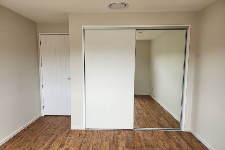 Photo of property in 22f Totaravale Drive, Totara Vale, Auckland, 0629