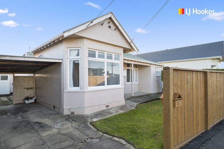 Photo of property in 74 Hargest Crescent, Saint Clair, Dunedin, 9012