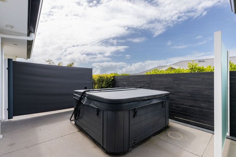 Photo of property in 1 Oakmont Crescent, Waiwhakaiho, New Plymouth, 4312