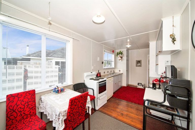 Photo of property in 10 Robbins Crescent, Hawera, 4610