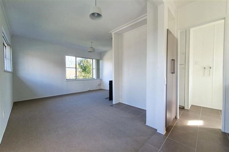 Photo of property in 2/44 Moore Street, Hillcrest, Auckland, 0627