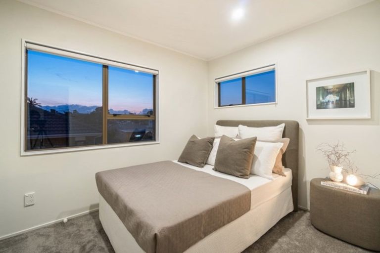 Photo of property in 2/17 Oliver Street, Point Chevalier, Auckland, 1022