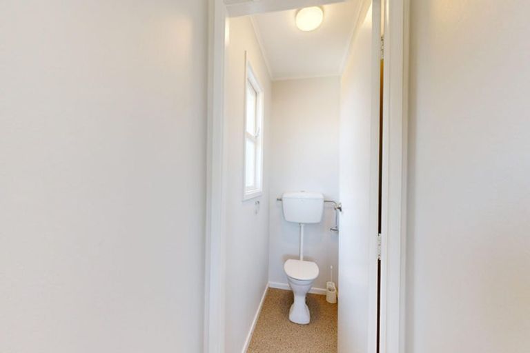 Photo of property in 21 Akaroa Drive, Maupuia, Wellington, 6022