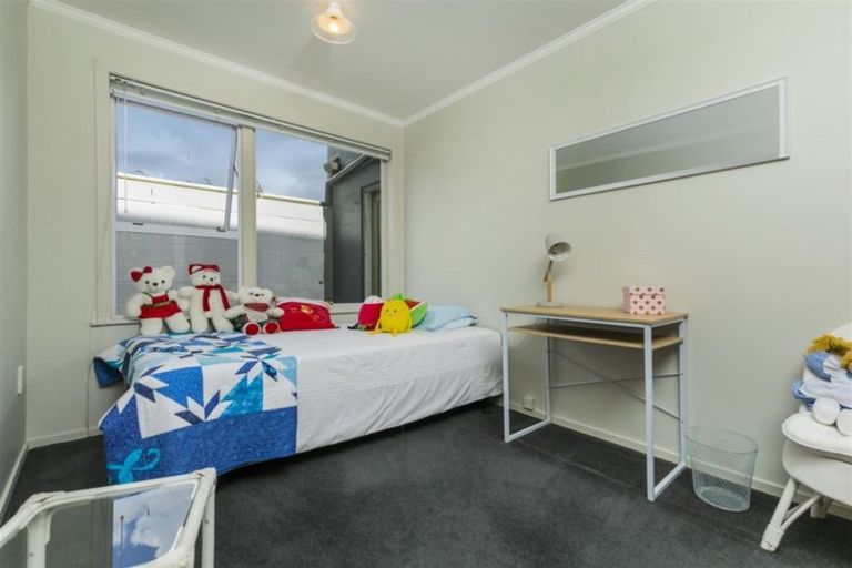 Photo of property in 3 Hillary Heights Avenue, Glendene, Auckland, 0602