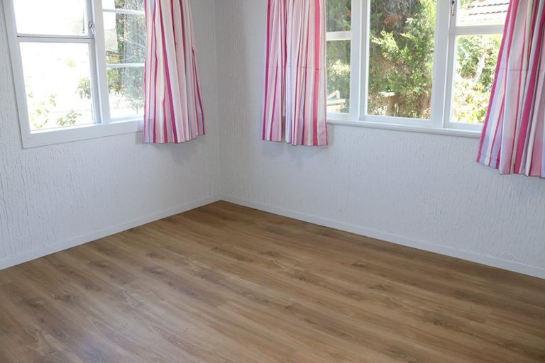 Photo of property in 10 Ingleby Place, Kelston, Auckland, 0602