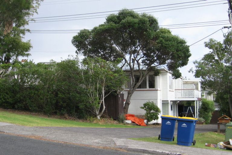 Photo of property in 2/2a Penning Road, Castor Bay, Auckland, 0620