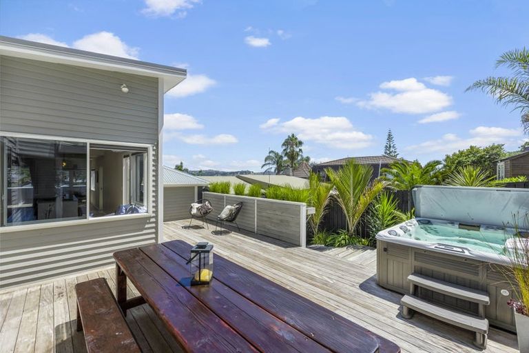 Photo of property in 69 De Luen Avenue, Tindalls Beach, Whangaparaoa, 0930