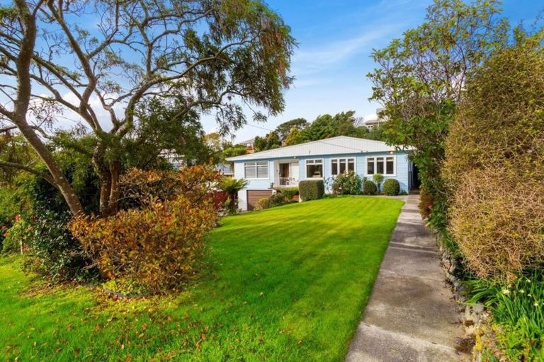 Photo of property in 4 Park Avenue, Tawa, Wellington, 5028