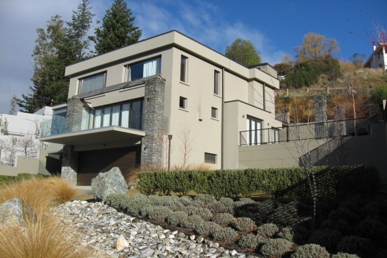 Photo of property in 8 Lordens Place, Fernhill, Queenstown, 9300