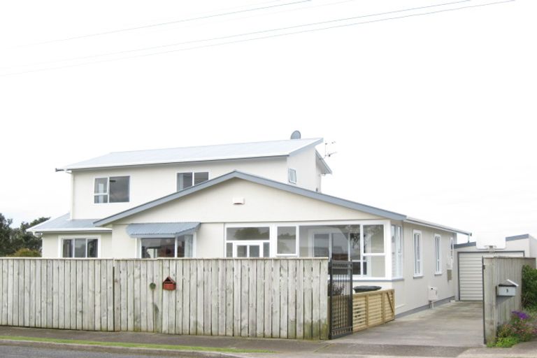 Photo of property in 1 Baring Terrace, Strandon, New Plymouth, 4312