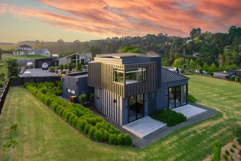 Photo of property in 11 Laguna Place, Matakatia, Whangaparaoa, 0930