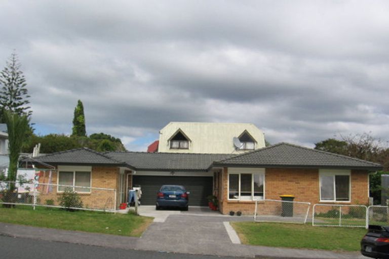 Photo of property in 2 Kelman Road, Kelston, Auckland, 0602
