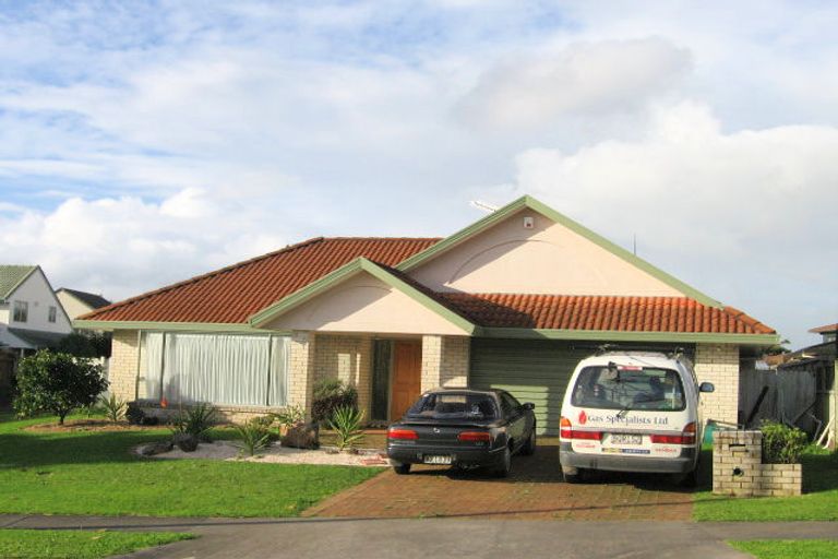 Photo of property in 5 Bernie Edwards Place, Botany Downs, Auckland, 2010