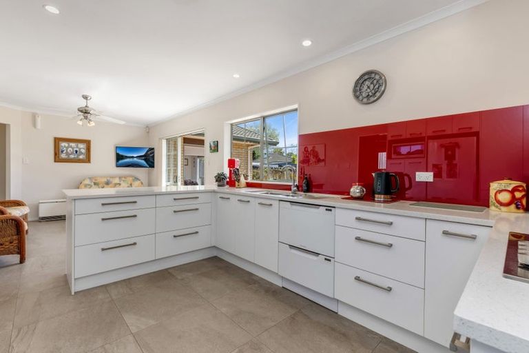 Photo of property in 88 Buscomb Avenue, Henderson, Auckland, 0610