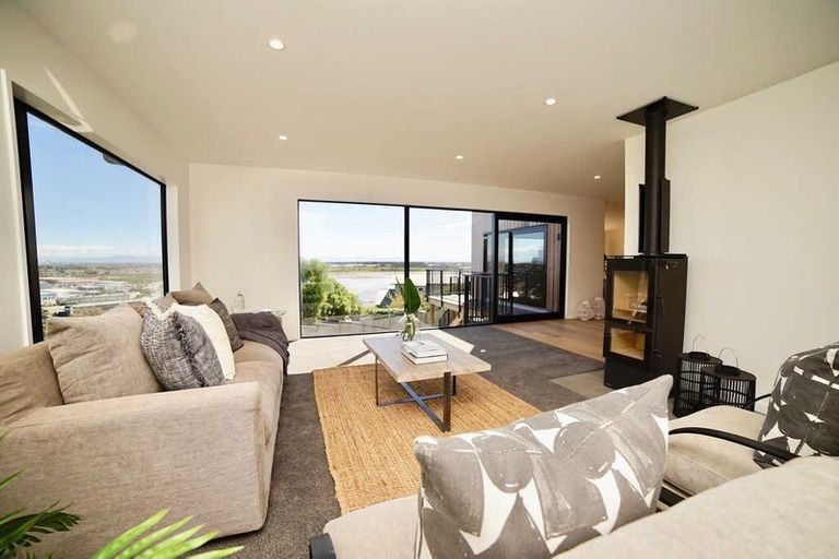 Photo of property in 27 Cannon Hill Crescent, Mount Pleasant, Christchurch, 8081