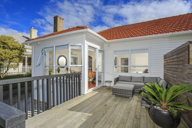 Photo of property in 1/91 Queen Street, Northcote Point, Auckland, 0627