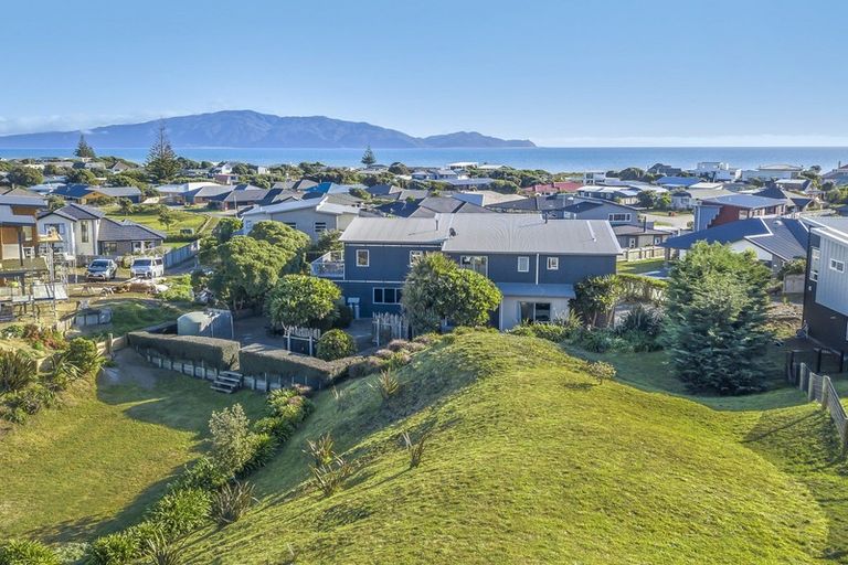 Photo of property in 11 Pharazyn Avenue, Waikanae Beach, Waikanae, 5036