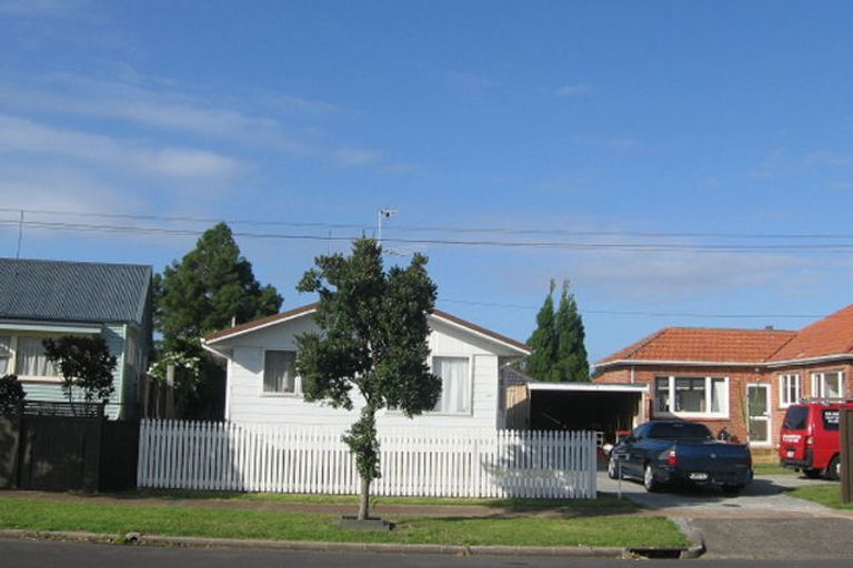 Photo of property in 24 Memorial Avenue, Mount Roskill, Auckland, 1041