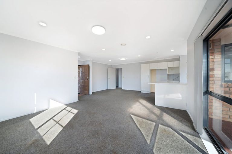 Photo of property in 18 Plumstead Rise, Glen Eden, Auckland, 0602