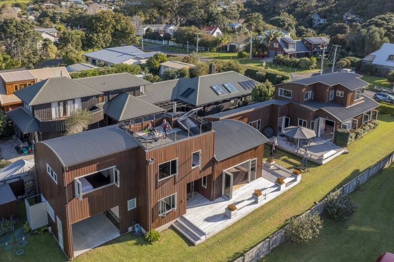 Photo of property in 17 Hahei Beach Road, Hahei, Whitianga, 3591