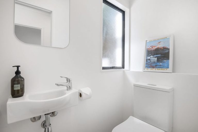 Photo of property in 2/12 Helicon Place, Totara Vale, Auckland, 0629