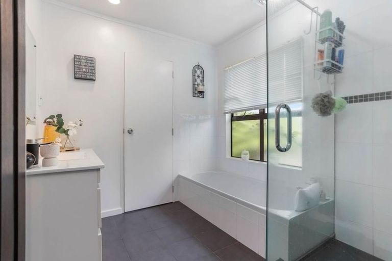 Photo of property in 43 Vintage Drive, Henderson, Auckland, 0612