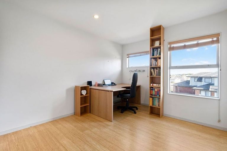 Photo of property in 1 Melmore Place, Pinehill, Auckland, 0632