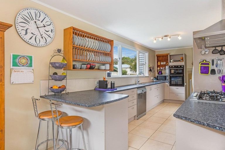 Photo of property in 1 Julia Place, Tawa, Wellington, 5028