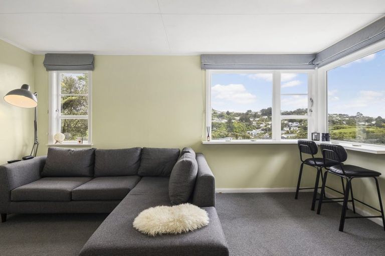 Photo of property in 100 Ruskin Road, Newlands, Wellington, 6037