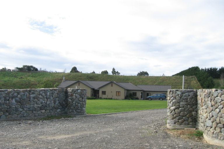 Photo of property in 93 Turitea Road, Fitzherbert, Palmerston North, 4472