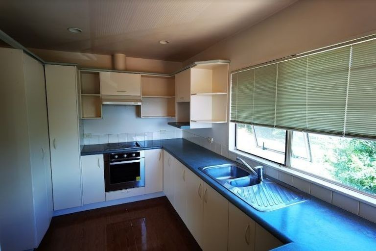 Photo of property in 8 Mandeville Place, Unsworth Heights, Auckland, 0632