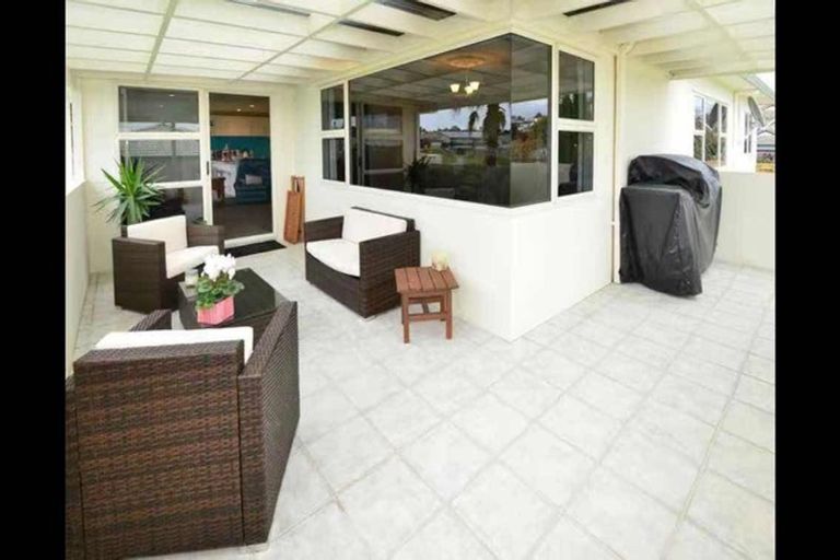 Photo of property in 25 Vermeer Place, West Harbour, Auckland, 0618