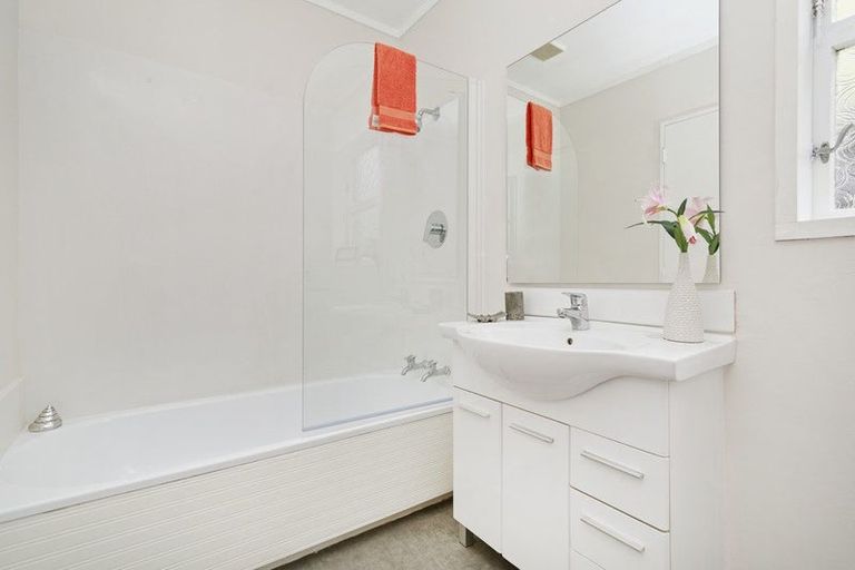 Photo of property in 9 Redwood Avenue, Tawa, Wellington, 5028