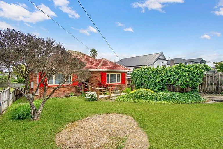 Photo of property in 33 St Michaels Avenue, Point Chevalier, Auckland, 1022