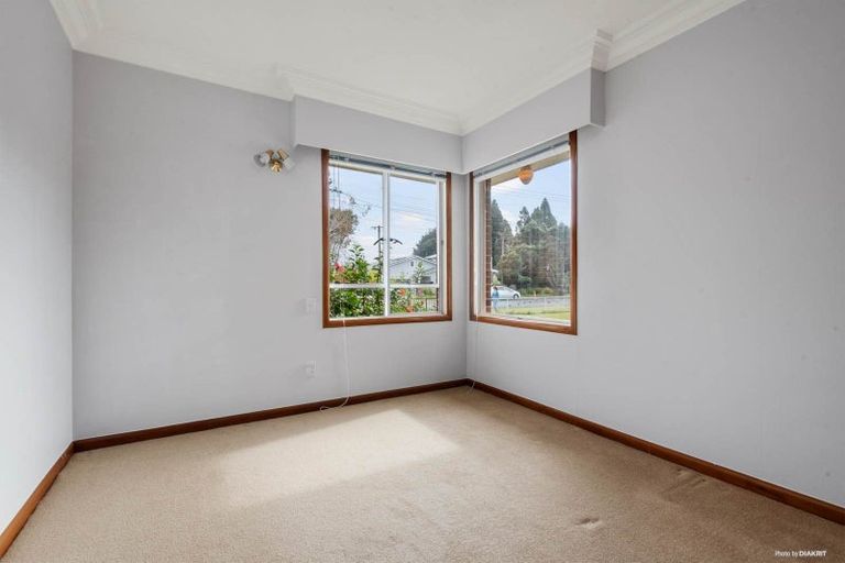 Photo of property in 49 Yeovil Road, Te Atatu Peninsula, Auckland, 0610