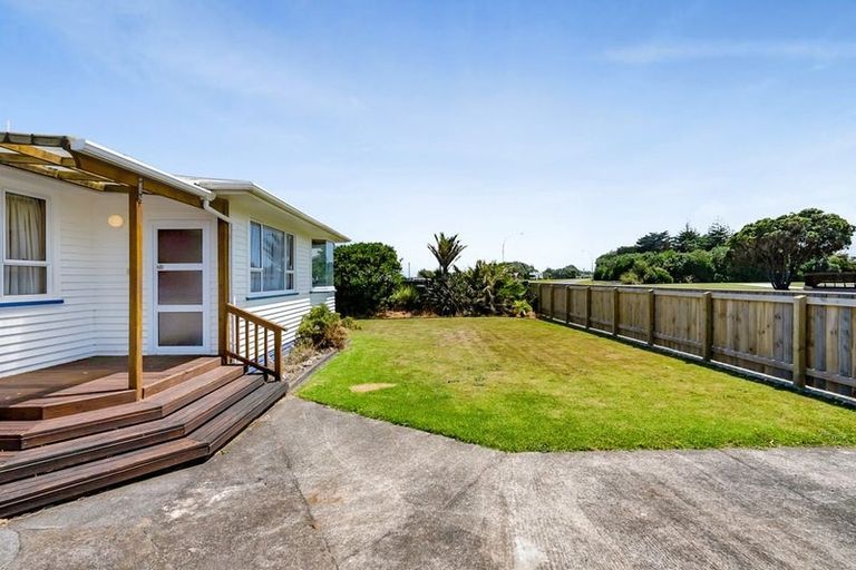 Photo of property in 32 Dieffenbach Street, Opunake, 4616