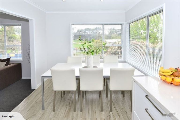 Photo of property in 28 Totaravale Drive, Totara Vale, Auckland, 0629