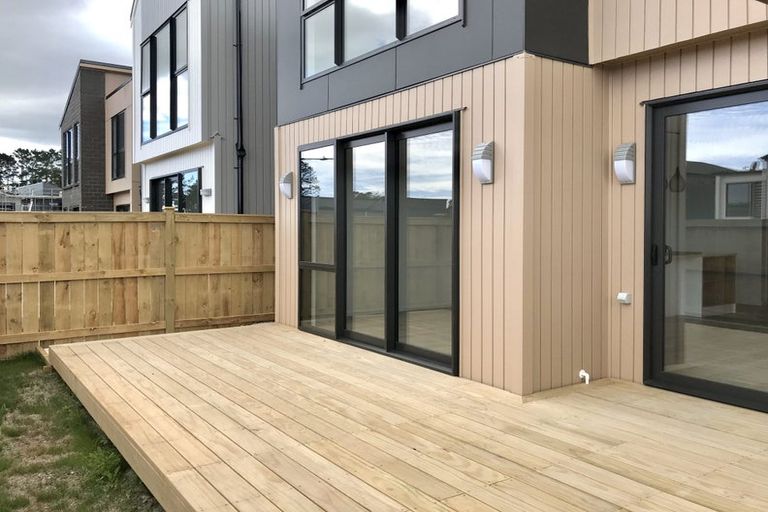 Photo of property in 115 Waekahu Road, Westgate, 0814