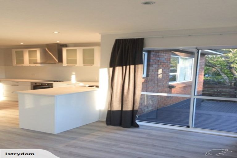 Photo of property in 2/1 Tallington Crescent, Torbay, Auckland, 0630