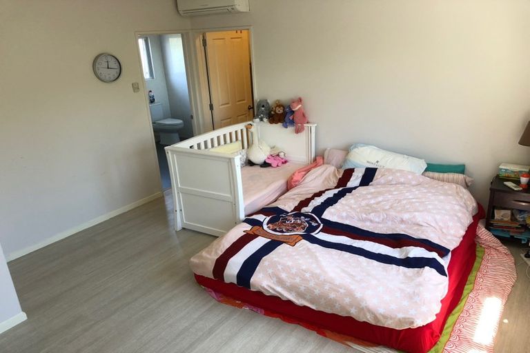 Photo of property in 2/63 Pupuke Road, Birkenhead, Auckland, 0627