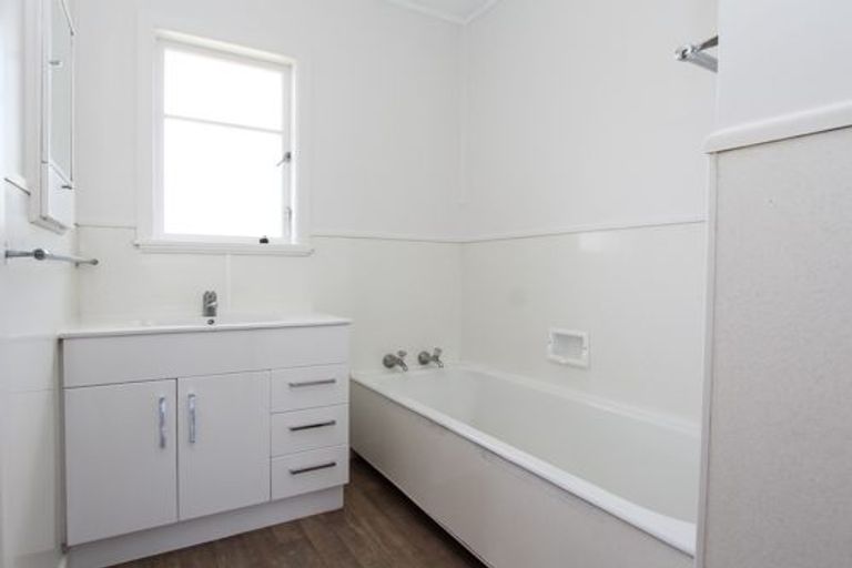 Photo of property in 18 Oxford Street, Fairfield, Hamilton, 3214