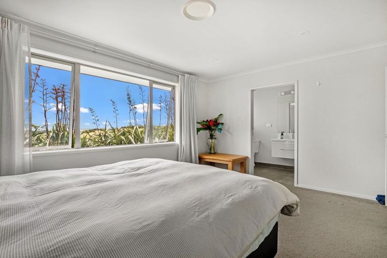 Photo of property in 18 Kaipara Lake Road, South Head, Helensville, 0874