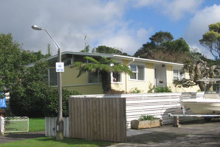 Photo of property in 3 Staincross Street, Green Bay, Auckland, 0604
