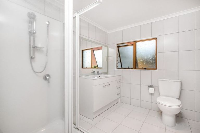 Photo of property in 16 Banksia Place, Goodwood Heights, Auckland, 2105